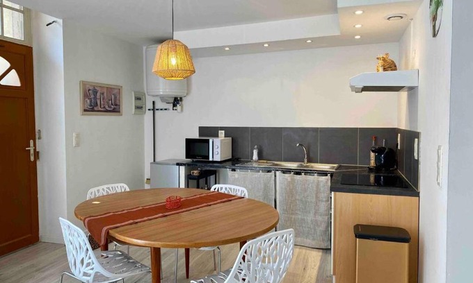 Lezignan-Corbieres Apartamento | Accueillant petit T2 cœur de centre ville