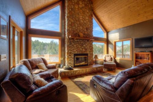 Deadwood Casa | Aces and Eights Lodge
