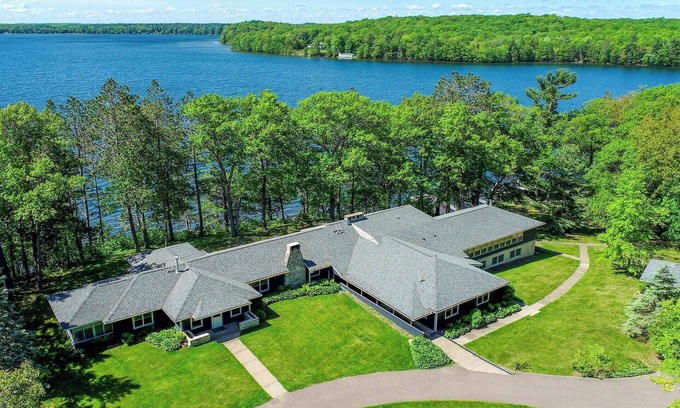 Hayward Casa | Ackwood Lodge - The Lodge, LARGE, Private Lakeshore Estate. Perfect for Family Reunions