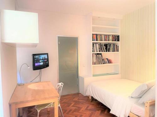 Justicia Apartamento | Acogedor apartamento, exterior con balcón y aire acondicionado en Chueca, Madrid