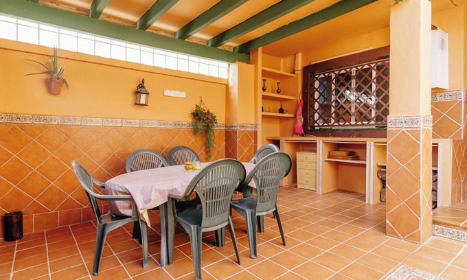 Algeciras Casa | Acogedor Hogar en Cádiz con Patio y Amenidades Deportivas