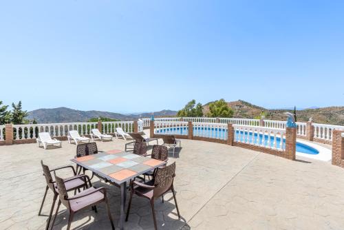 Sayalonga Casa | Acogedora Villa Con Piscina, Barbacoa, Chimenea y Vistas a La Sierra