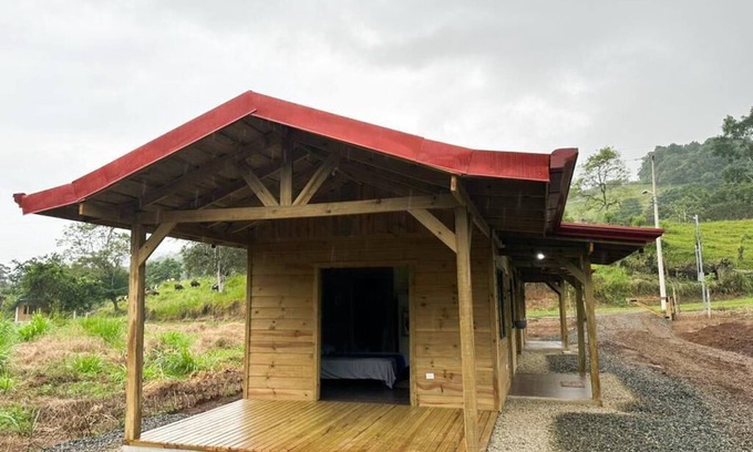 San Isidro de El General Cabaña | Acogedoras cabañas de madera Oso Perezoso, listas para su descanso en el campo.