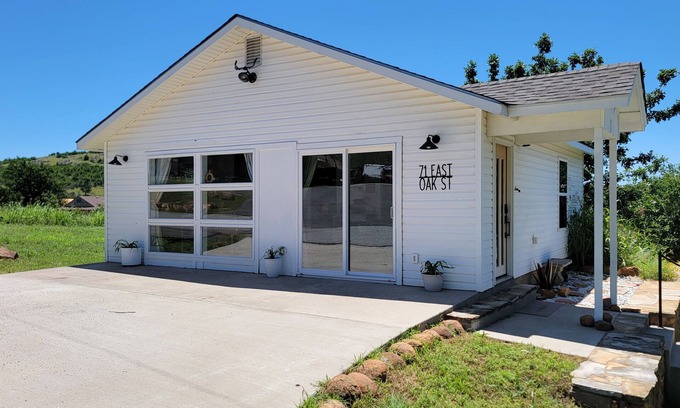 Medicine Park Cabaña | Acorn Cottage: bright luxury boho home with large outdoor fenced patio area!