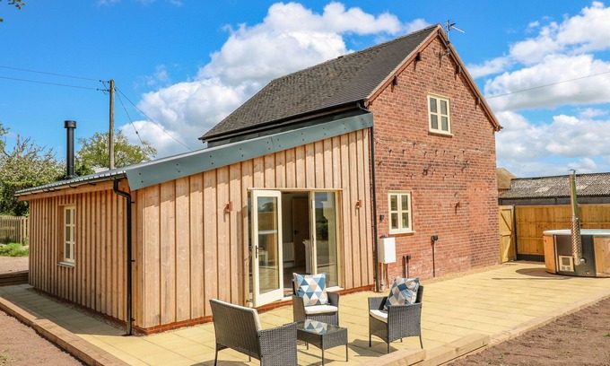 Amerton Cabaña | ACORN LODGE, family friendly, with hot tub in Sandon, Staffordshire