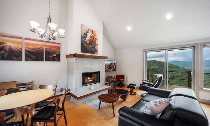 Ferguson Cabina | Acorn Ridge: Scenic mountain retreat with hot tub, panoramic views, and classic