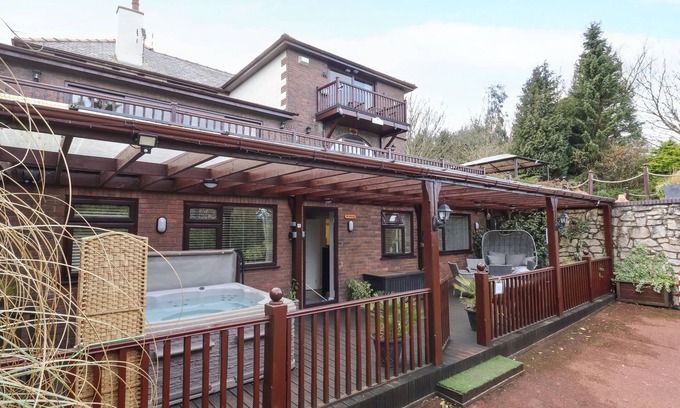 Dolphin Cabaña | ACORNS, pet friendly, character holiday cottage in Holywell
