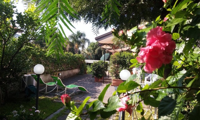 Mascali Villa | Elegante villa con jardín cerca del mar.