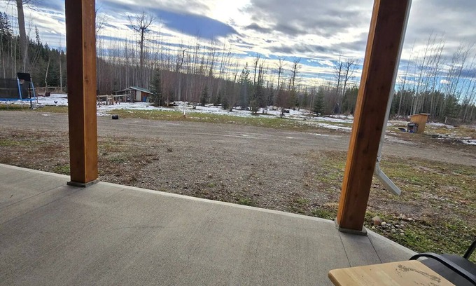 Regional District of Fraser-Fort George Casa | Acreage with kitchen/laundry; dog friendly