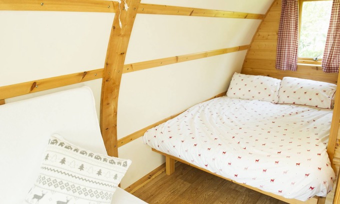 Wigton Cabina | Acremire Pod, with hot tub, Bowness on Solway