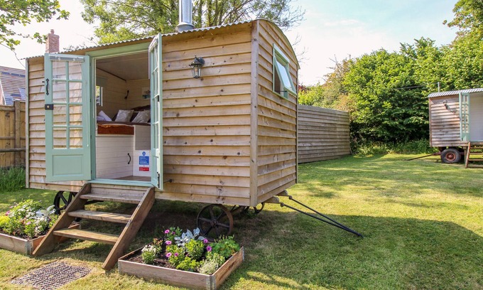 Maiden Newton Cabaña | ACRES MEADOW, pet friendly, with open fire in Maiden Newton