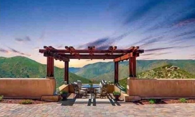 Ramona Casa | Acres of Bliss - A hillside getaway