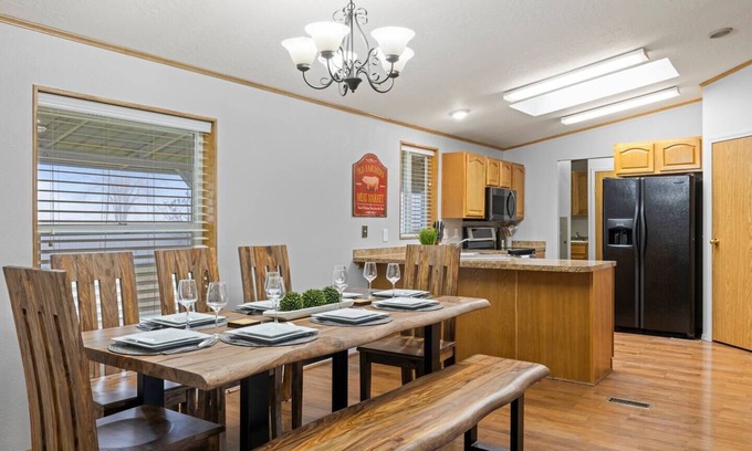 Finley Casa | Acres of Private & Spacious Country Escape!