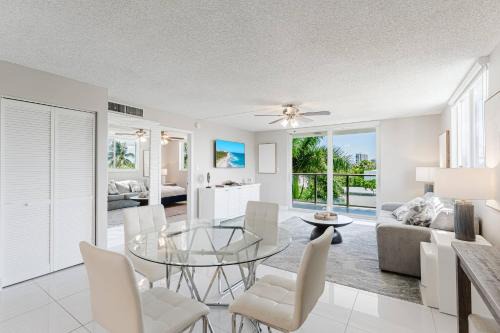 Boca Raton Apartamento | Across from Beach | Balcony Pool Parking 2BR