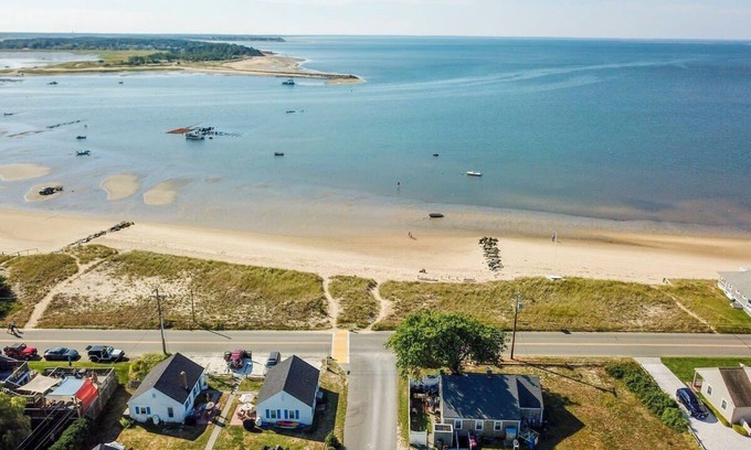 Wellfleet Casa | # 305: ¡Excelente ubicación! Justo enfrente de la playa de Mayo y a corta distancia del centro de la ciudad!