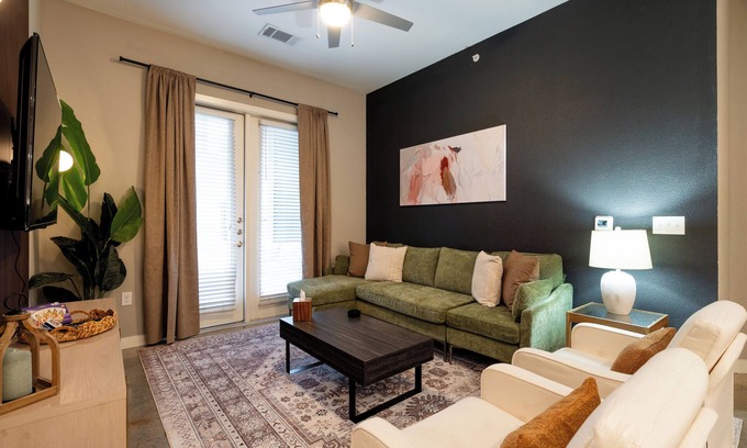Tobin Hill Apartamento | Across from Pearl District, Riverwalk Access, King Bed, Gym, Pool, Free Parking