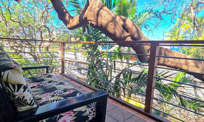 Kahaluu Bay Cabina | Across the ocean Treehouse at the Salty Jungle Kona - Perfect for two!