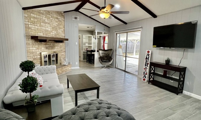 Universal City Casa | Across-the-Street Charmer: Your Next Home Beckons!