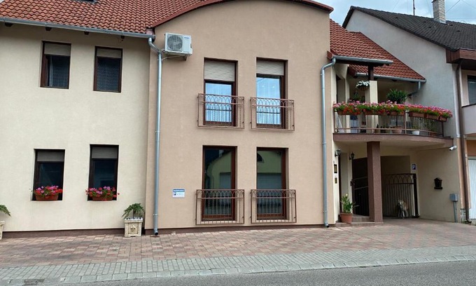 Sarvar Apartamento | Ada Apartman