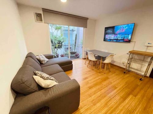 Legaria Casa | Adam's home with high-speed Internet near Polanco