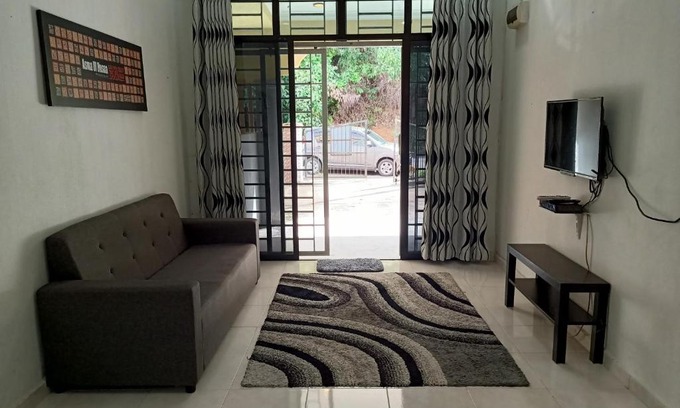 Tanah Merah Casa | ADAMAYRAA HOMESTAY Tanah Merah