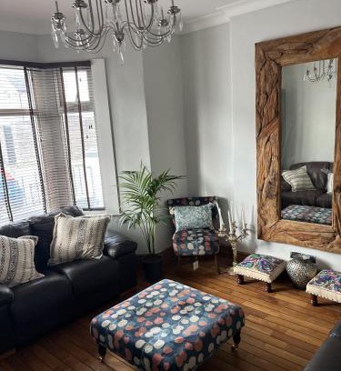 Grangetown Casa | Adanhouse-stockland spacious 5 bedroom house sleeps 12 private garden