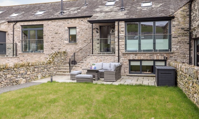 Kendal Casa | ADA’S HIDEAWAY, pet friendly, with open fire in Sizergh, Cumbria