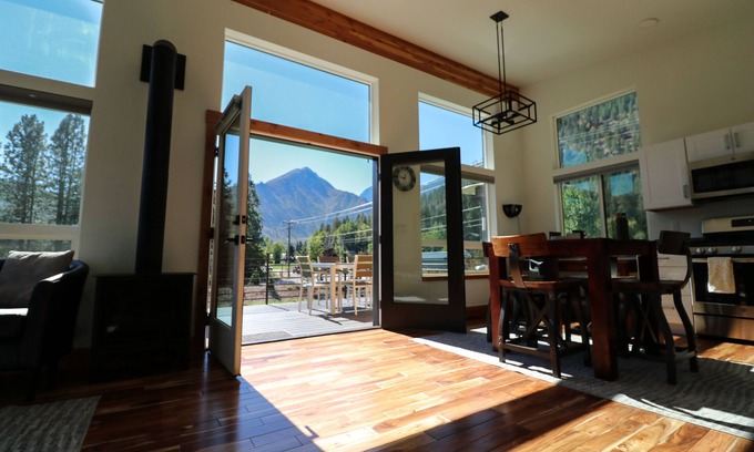 Leavenworth Casa | Addy Acres- Near hiking, snowshoeing, sled rides & Sleeping Lady Resort