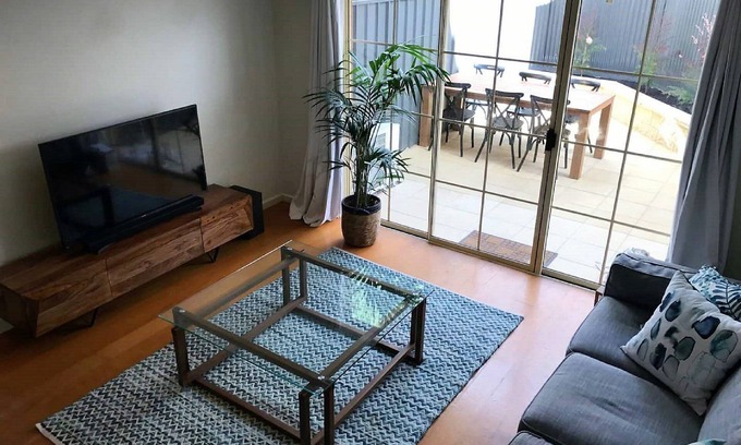 Norwood Casa | Adelaide | 3BR Norwood Townhouse | Fringe Stay + Wi-Fi + Parking + Smart TV | Walk Everywhere - Stay 4 Nights, Pay Only 3 (June - August 2025)