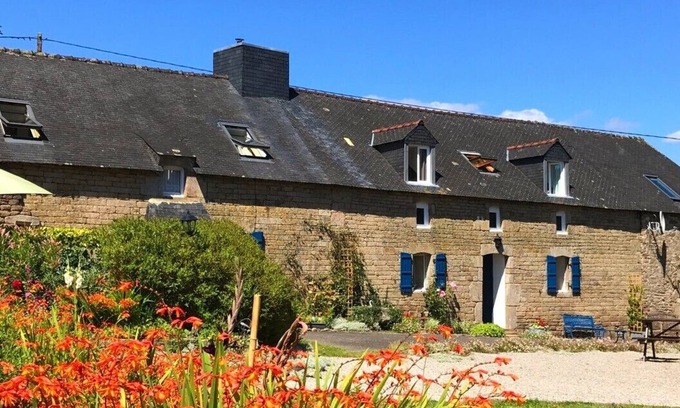Ploerdut Cabaña | Adele cottage – lovely, spacious Breton cottage - shared pool, private garden