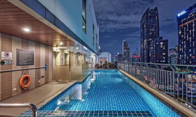 Nana Hotel | Adelphi Suites Bangkok