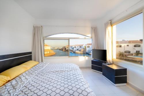 Al Mamsha El Seyahi Cama Y Desayuno | Aden Beach - Sea View room with beach access in Villa