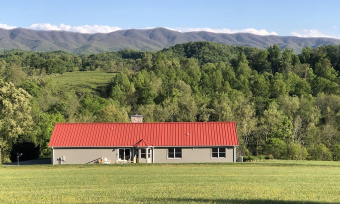 Bluff City Casa | Adjacent to South Holston River. Pet/smoke free! Great fishing! Close to BMS!