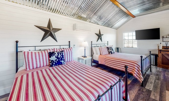 Fredericksburg Cabaña | Adjoining cottages with private decks, AC/heat, and high-speed fiber WiFi