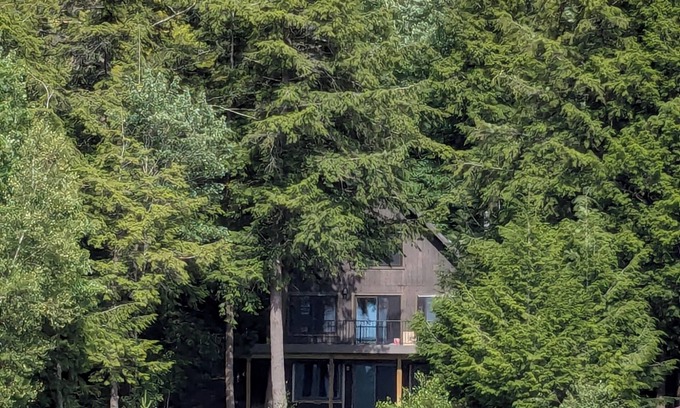 Cranberry Lake Cabaña | ADK Waterfront cottage on Cranberry Lake. 🐾💓🛶🎣⛵🌈🚵‍♀️🛤️🫎🍂🦉
