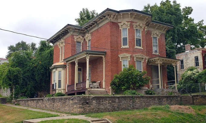 Hannibal Casa | Admiral Fuqua House - Large downtown Hannibal Home