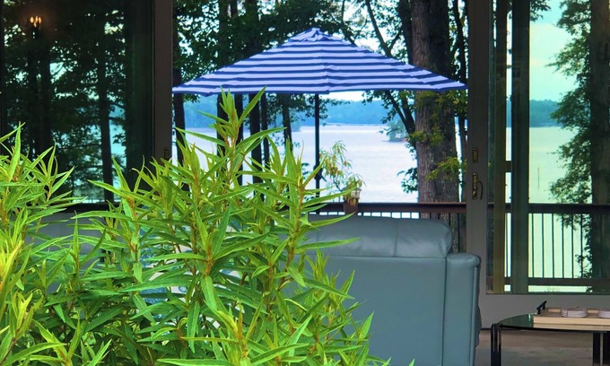 Flowery Branch Casa | Admiral's Sandy Beach Chalet