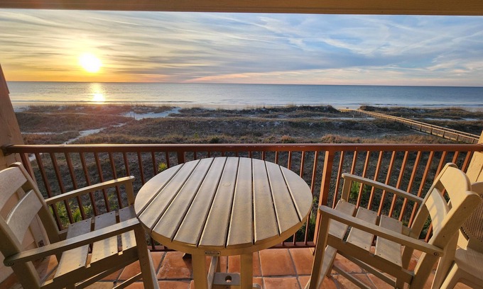 Folly Field Villa | Admirals Row 306: True Direct Oceanfront W / Panoramic Oceanview