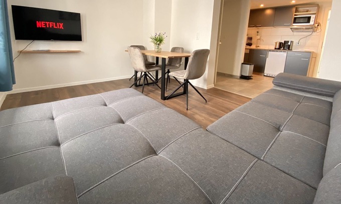 Koetz Apartamento | ADN Apartments XL, Minimalist & Modern