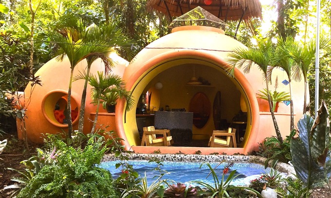 Puerto Viejo de Talamanca Casa | De estilo Adobe Dome Inicio en un exuberante, Bosque pluvial Configuración 3 minutos a pie de la playa
