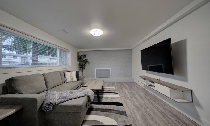 Delta Casa | Adorable 1 bdrm + pull out sofa suite in Delta