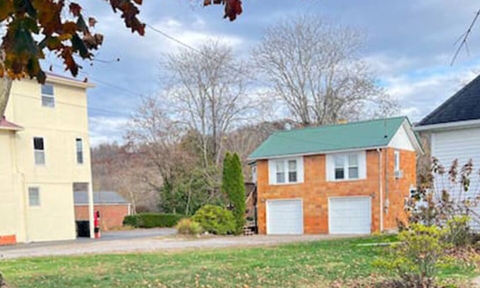 Point Pleasant Apartamento | Adorable 1 bedroom guest house with deck. 5 minutes to the Mothman Museum.