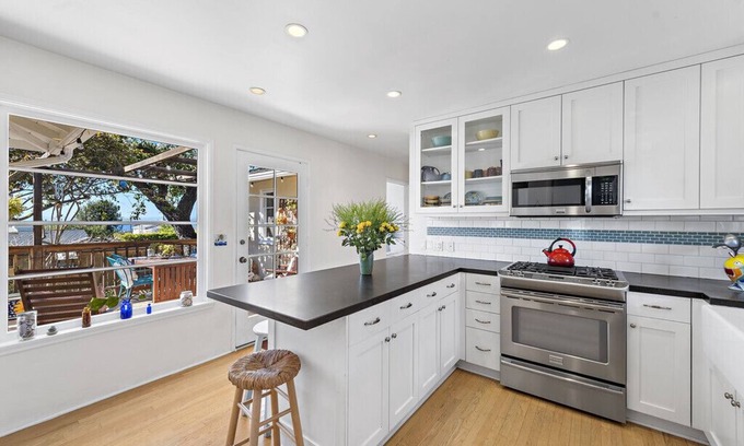 Laguna Beach Cabaña | Adorable 1940’s Vintage Ocean View Cottage in the Village