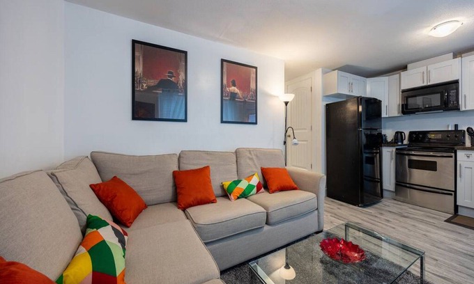 South Newton Casa | Adorable 2 bd, child free place in quiet hood!