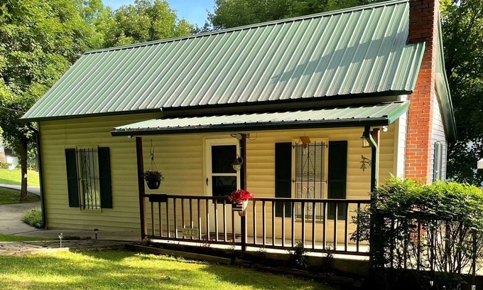 Harrison Casa | Adorable 2 Bedroom Cottage 3 blocks from downtown square