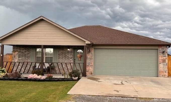 Pryor Casa | Adorable 2-bedroom house with AC in charming Pryor