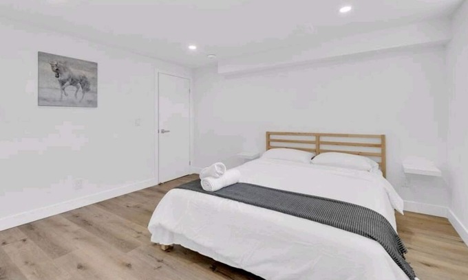 Toronto Casa | Adorable 2 bedroom place with parking spot