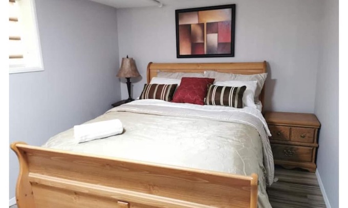 Crescent Heights Casa | Adorable 2-Bedroom Suite, Free Parking, 5mins to downtown, 20mins to Airport.