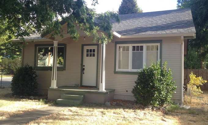 Grants Pass Cabaña | Adorable 2 dormitorios 1 baño Craftsman Cottage en el centro de Grants Pass