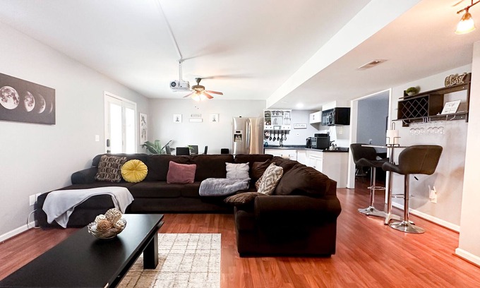 Lexington Apartamento | Adorable 2 Bedroom Walk-Out with Theatre and Game Room